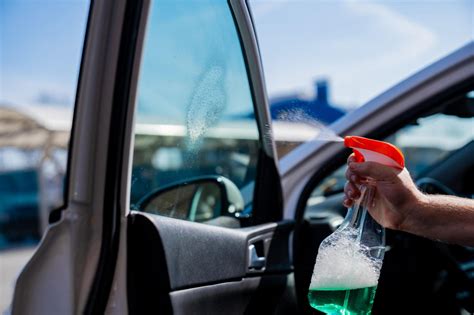 Kieto vandens dėmės ant automobilio stiklo