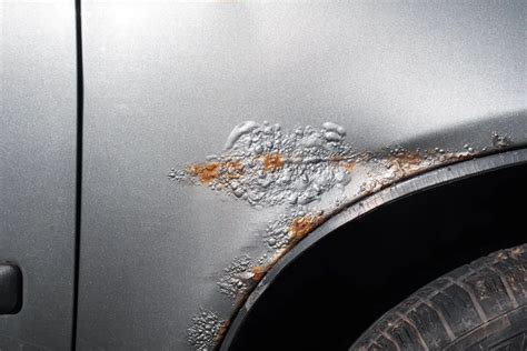 Nuotrauka: korozijos pažeisti automobilio žibinto detalės