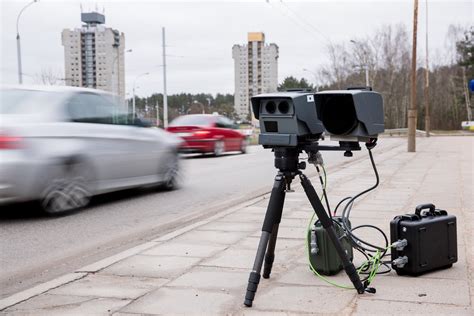 Nuotrauka su mobiliu greičio matuokliu (trikoju)