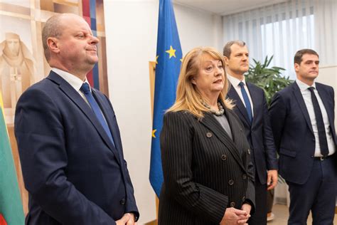 Sutarties pasirašymas vairavimo mokykloje
