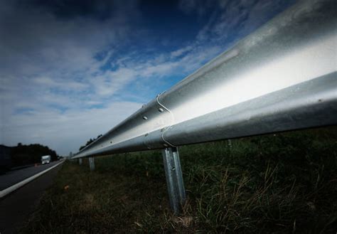 Rankos su pirštinėmis naudojant plastikinę mentelę veidrodėlio stiklo atskyrimui