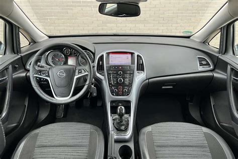 Opel Astra interjeras ir multimedijos sistema