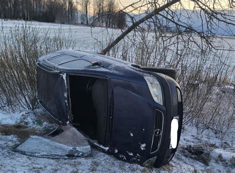 Automobilis įveikia įkalnę slidžiomis sąlygomis