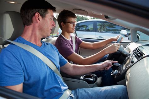 Žmonės, mokantis vairuoti automobilį su šeimos nariu