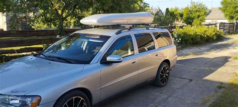 Volvo V70 su sumontuotais stogo skersiniais ir bagažine