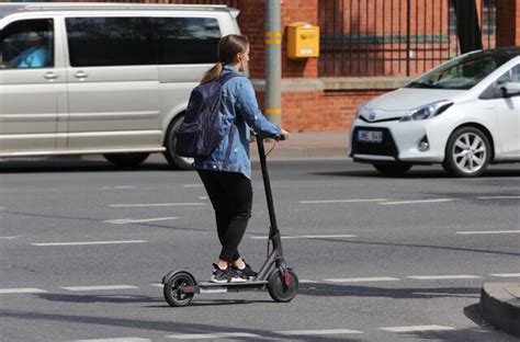 Elektrinio paspirtuko ir dviračio žymėjimas kelyje