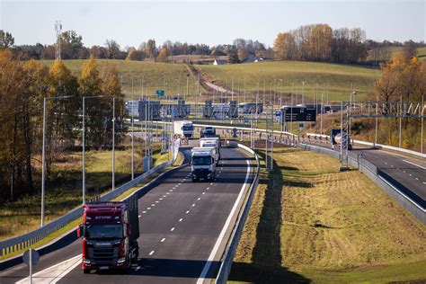 nuotrauka su rekonstruotos „Via Baltica“ atkarpos vaizdu su viadukais ir žaliuoju tiltu