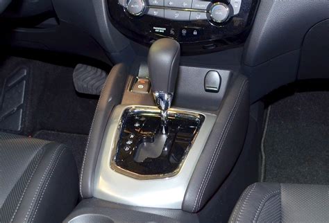 Nissan Qashqai II (J11) interjero dizainas su prietaisų skydeliu