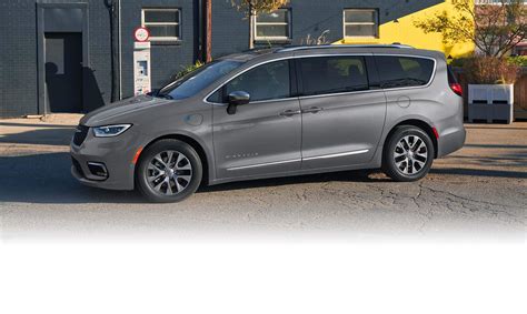 Chrysler Pacifica važiuojantis plačiu keliu