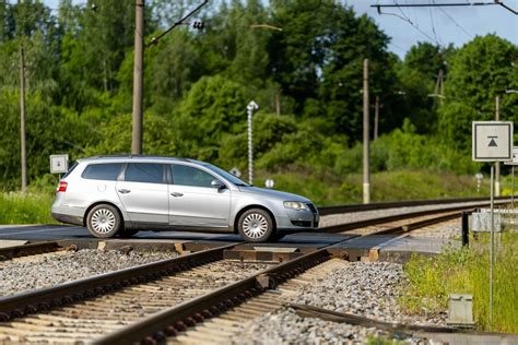 Automobilis sustojęs prieš geležinkelio pervažą