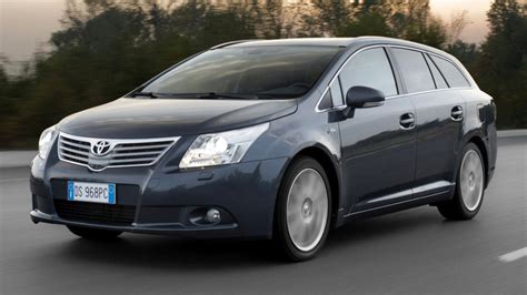 Toyota Avensis automobilis su ratlankiais