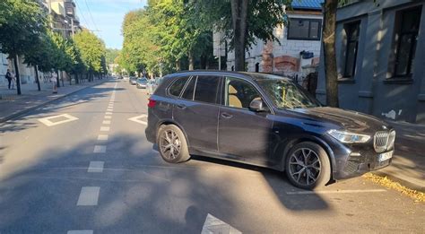 Vaizdas, kaip automobilis pastatytas ant lygaus paviršiaus ir įjungtas stovėjimo stabdys.