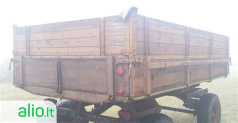 traktoriaus priekaba su įvairių dydžių padangomis