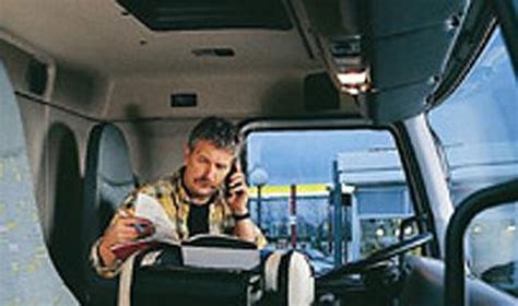 Sunkvežimio vairuotojas su navigacijos įrenginiu