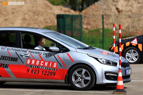 Vairavimo instruktoriaus ir mokinio bendravimas automobilyje