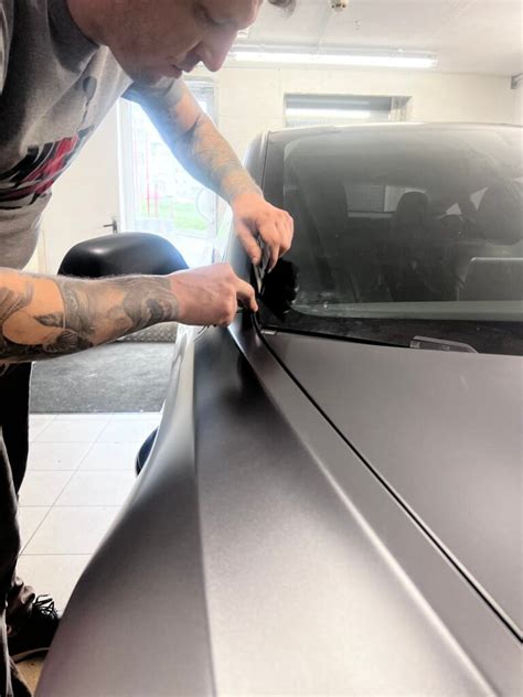 Automobilio apklijavimo plėvele procesas Kaune