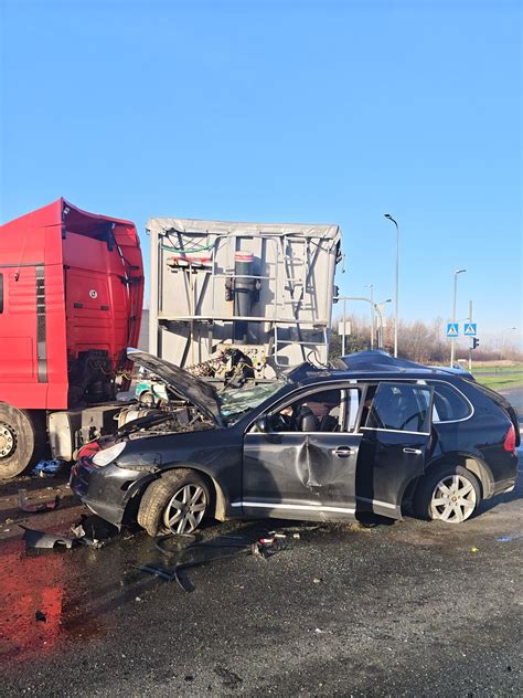 Ugniagesiai gelbėja moterį iš automobilio