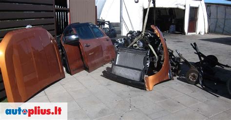 Avarijos vieta: apvirtęs Ford automobilis