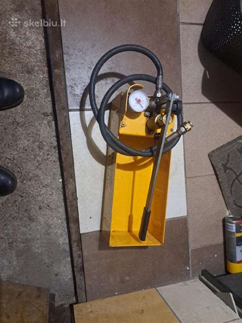 Rankinis padangų slėgio tikrinimas su manometru