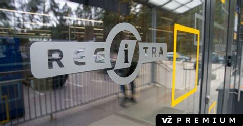 Asmuo registruojantis automobilį Regitroje