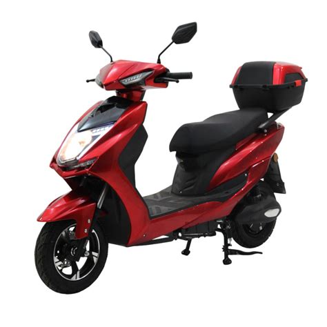 Neregistruojamas elektrinis motoroleris mieste