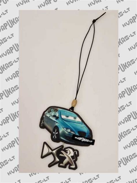 Nuotrauka: automobilio interjeras su stilingu pakabuku