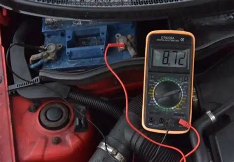 Multimetras matuojantis įtampą automobilio rėlės gnybtuose