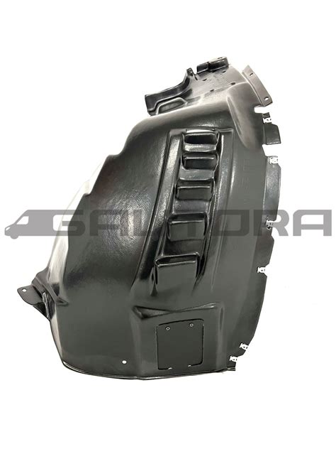 BMW E39 automobilio priekinė dalis su iškeltu variklio dangčiu