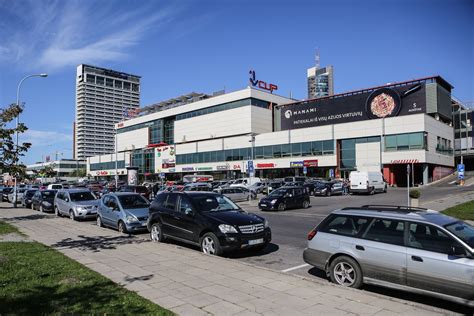 Nuotrauka, vaizduojanti BRC Autocentro automobilių aikštelę