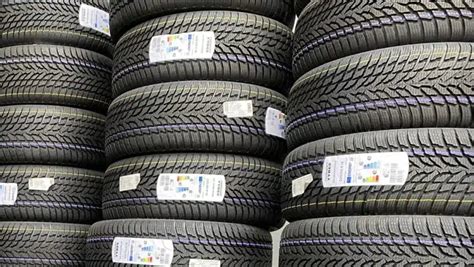 Moteris, gaminanti gulbę iš senos padangos