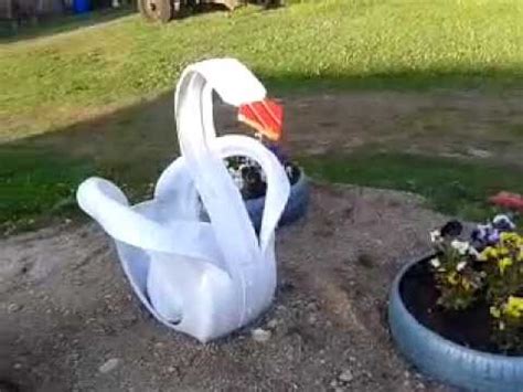 Dažyta gulbė iš padangos su raudonais snapu