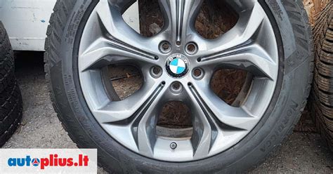 Neužrašytas automobilis su netolygiai nudilusiomis padangomis