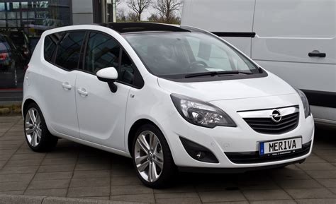 Opel Meriva miesto gatvėje