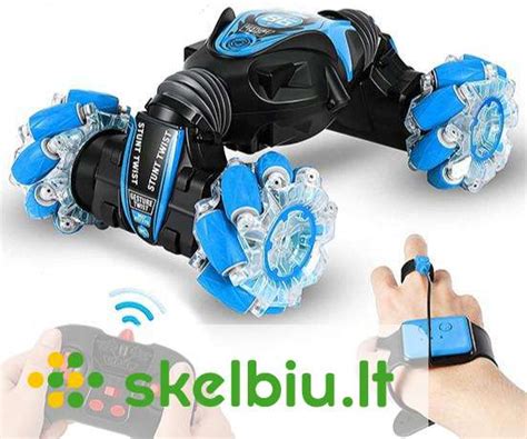 Tėvų rankos su nuotolinio valdymo pultu šalia vaikiško elektromobilio