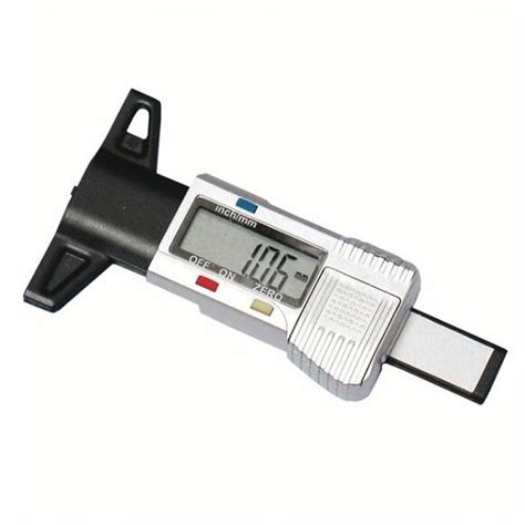 Skaitmeninis padangų protektoriaus gylio matuoklis naudojimo metu