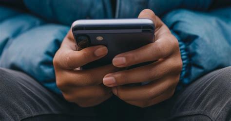 Iliustracija, kaip atrodo Draudimoivykiai.lt platforma mobiliajame telefone