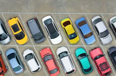 žmogus renkasi automobilį