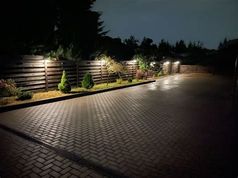 Sodo takelis apšviestas saulės šviestuvais