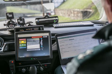 Nežymėto policijos automobilio šviesos signalai