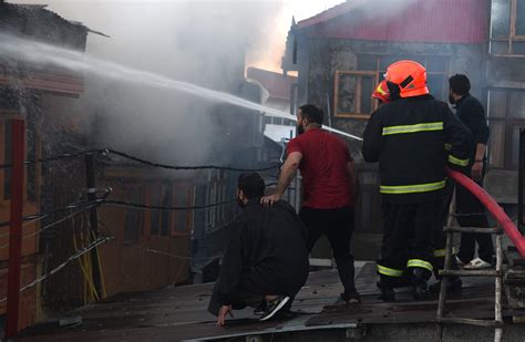 Ugniagesiai gesina gaisrą