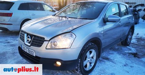 Nissan Qashqai automobilis su priekaba