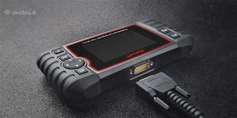 Nuotrauka su OBD skeneriu ir automobiliu