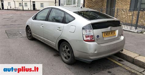 Toyota Prius automobilis su naujais ratlankiais