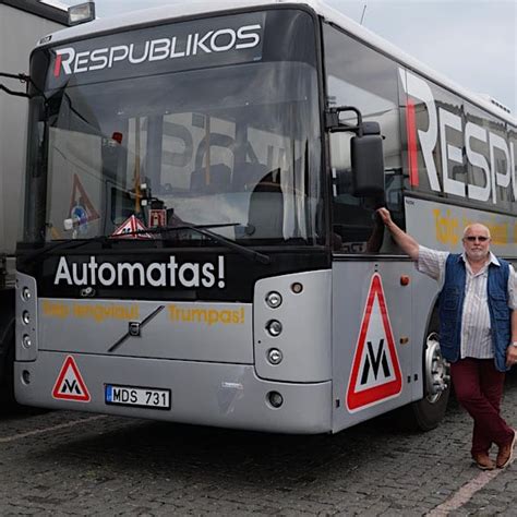 Vaizdas su įvairiais automobiliais, naudojamais vairavimo mokyklose