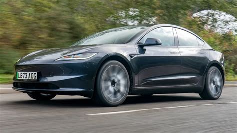 Tesla automobilis su saugumo funkcijomis