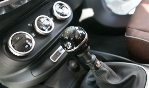 Automobilio pavarų dėžės svirtis
