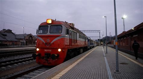 Traukinys ant bėgių