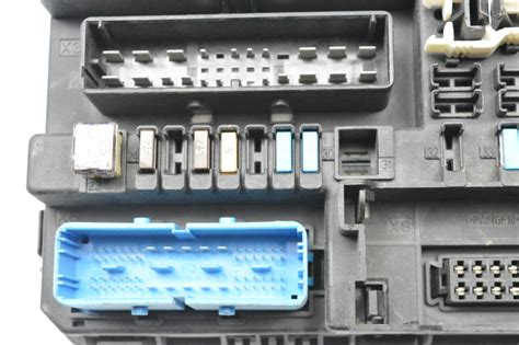 Opel Zafira B variklio skyriaus saugiklių dėžutės schema