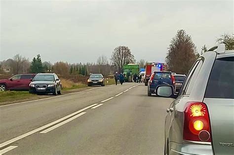 Traktorius ir automobiliai eismo įvykio vietoje
