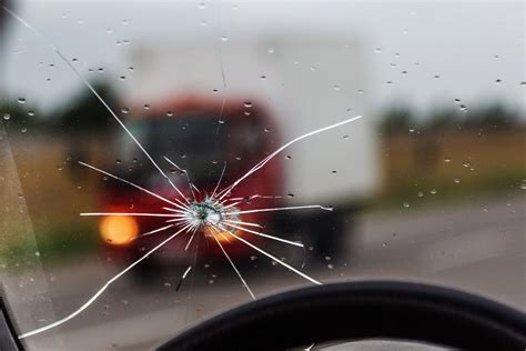 Priežastys, dėl kurių gali įskilti automobilio stiklas